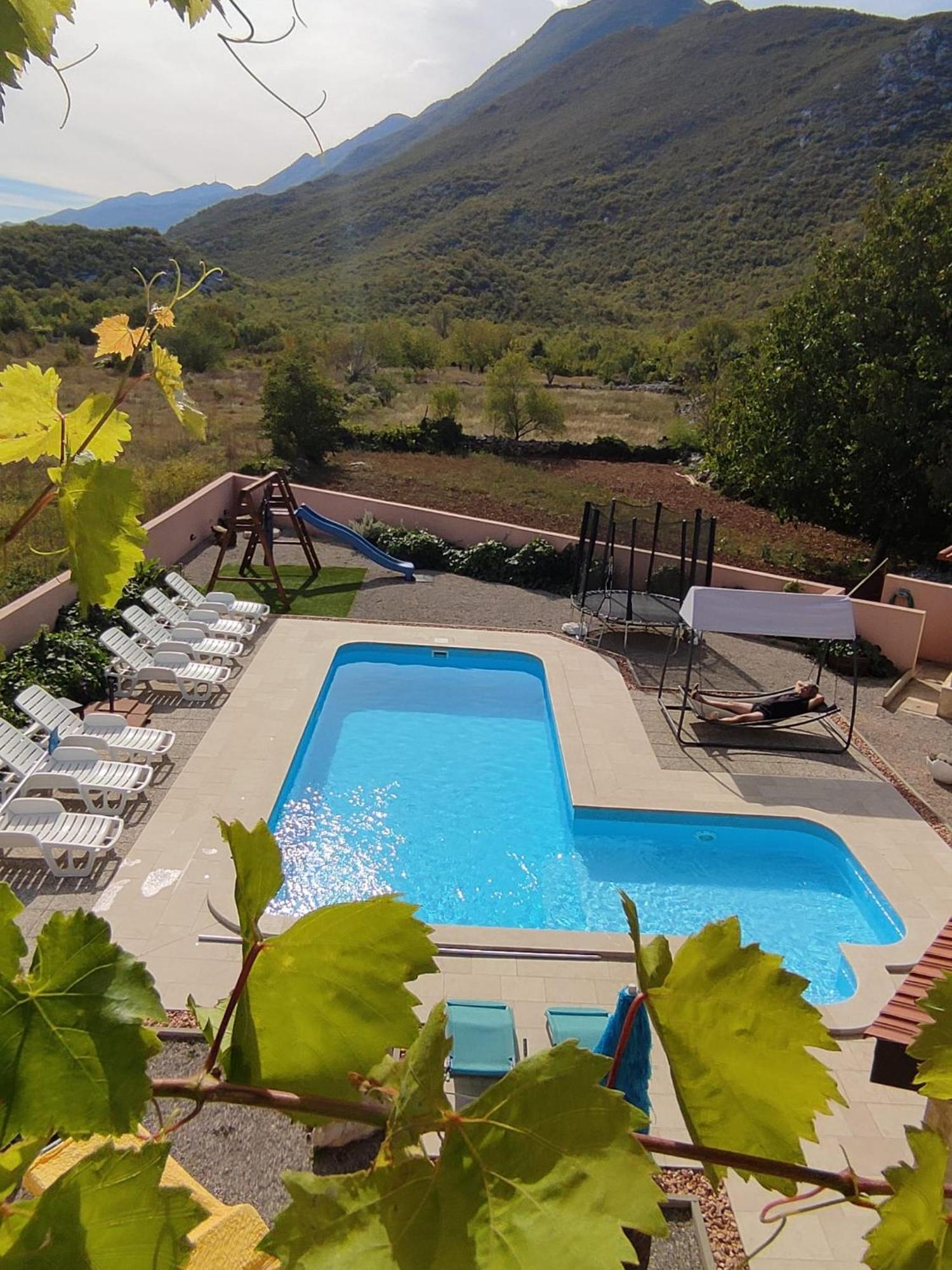 Holiday Home Perunika Zezevica Kültér fotó