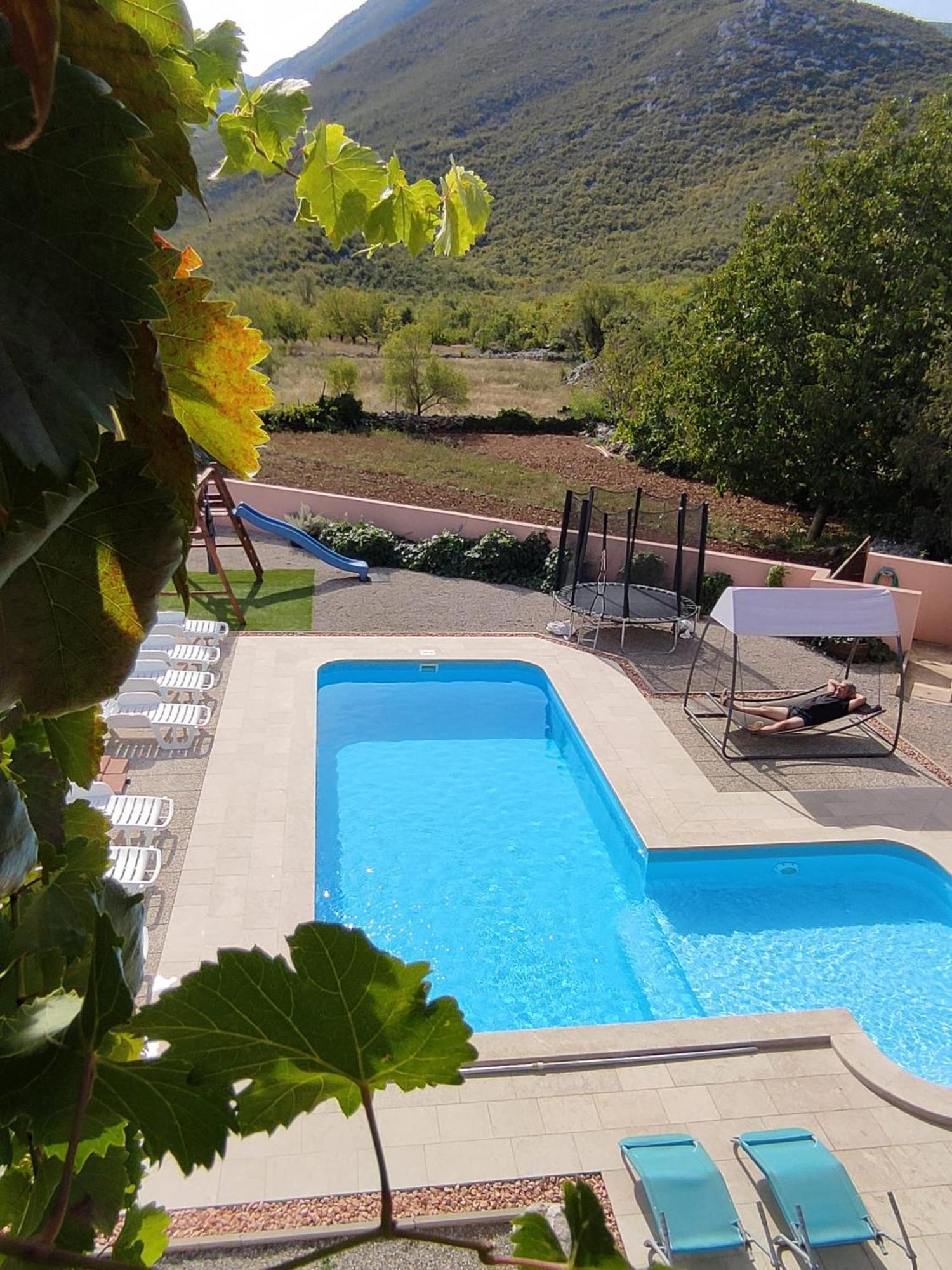 Holiday Home Perunika Zezevica Kültér fotó